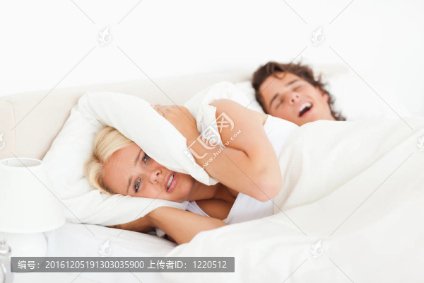 憤怒的女人被丈夫的鼾聲驚醒