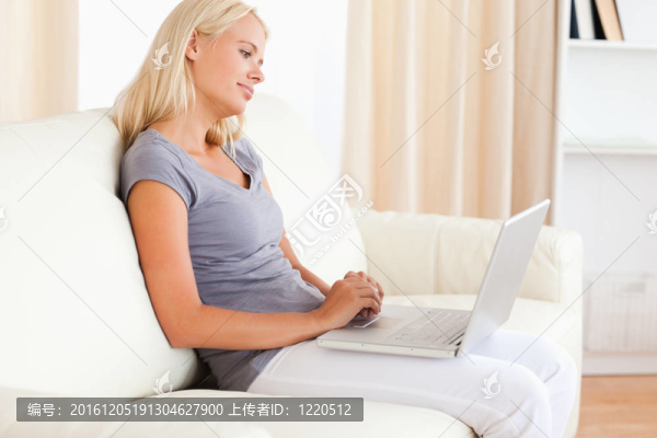 可愛的女人使用筆記本電腦