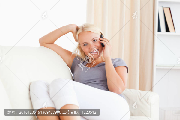 打電話的女人