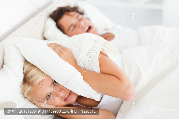 女人被丈夫的鼾聲驚醒