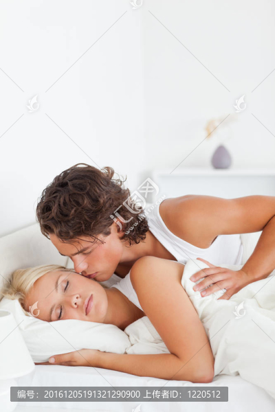 一個(gè)男人親吻他未婚夫的肖像