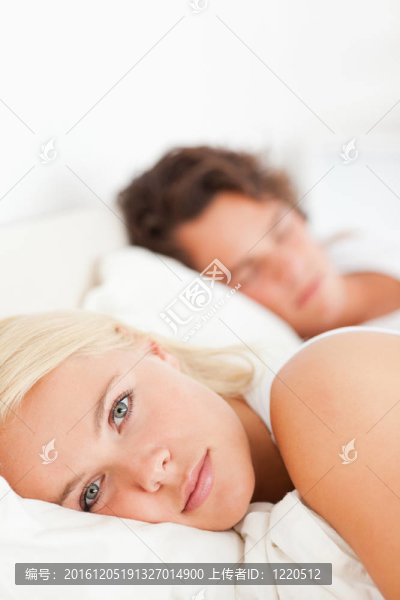 一個女人看著相機，而她的未婚夫正在臥室里睡覺