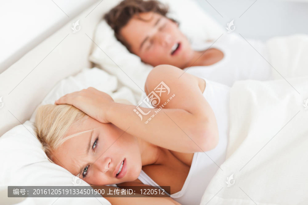 憤怒的女人被男友的鼾聲驚醒