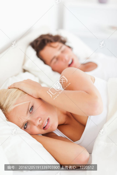 一個憤怒的女人被男友的鼾聲驚醒