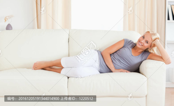 睡在沙發(fā)上的女人