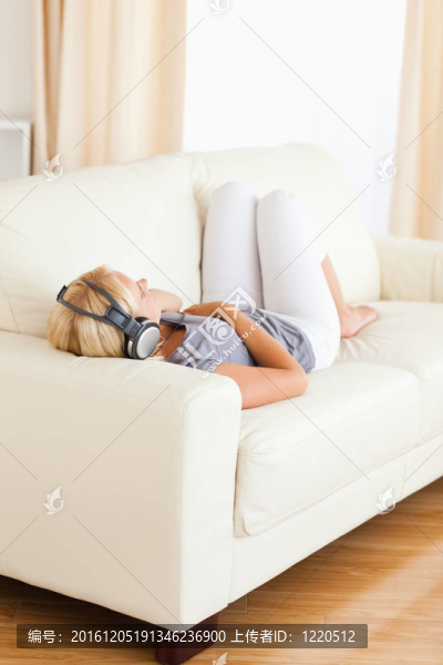 一個金發(fā)女人的肖像與耳機