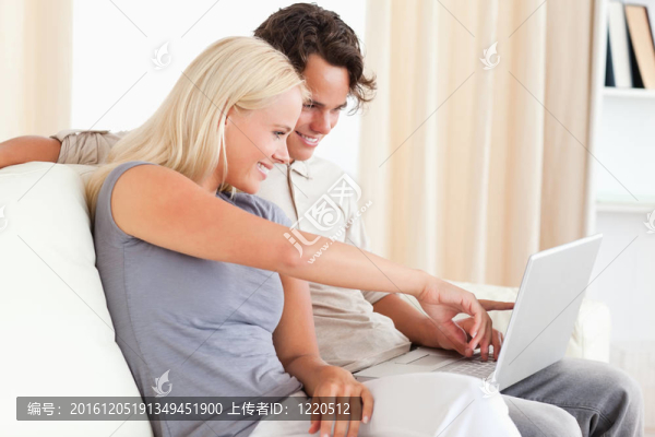 女人指著屏幕上的東西指著她的未婚夫