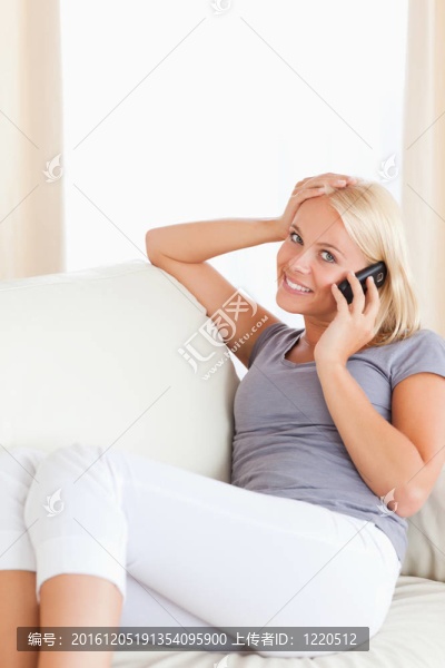 一個(gè)金發(fā)女郎打電話的肖像