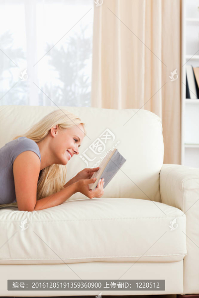 一個可愛的女人在讀一本書