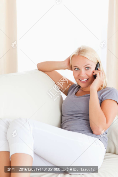 一個(gè)微笑的女人打電話的肖像