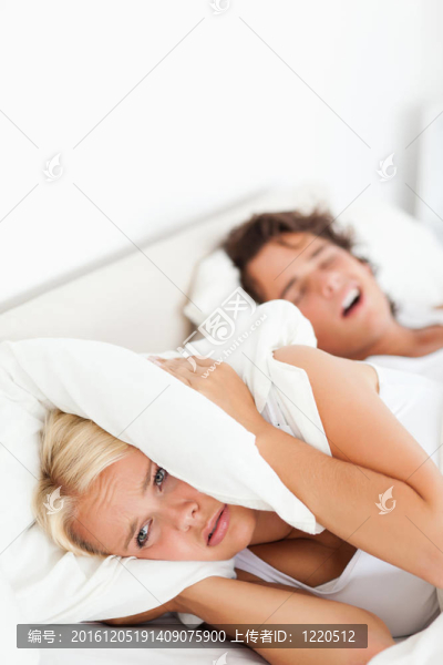 一個(gè)女人被丈夫的鼾聲喚醒的畫像