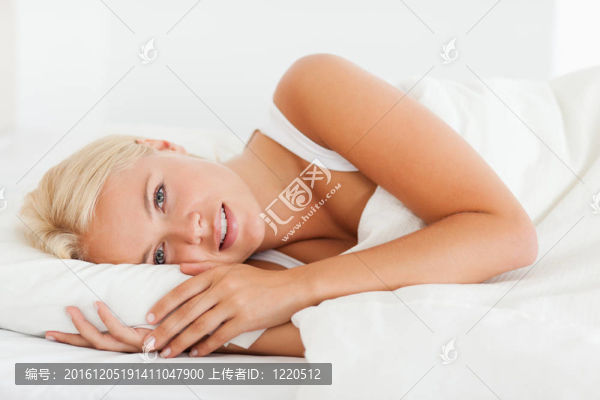 平靜的女人醒來