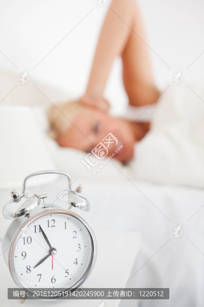 鬧鐘喚醒一個女人
