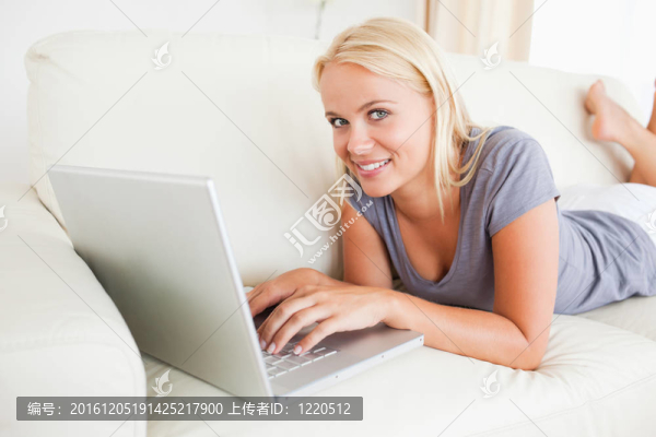 說謊的女人用筆記本