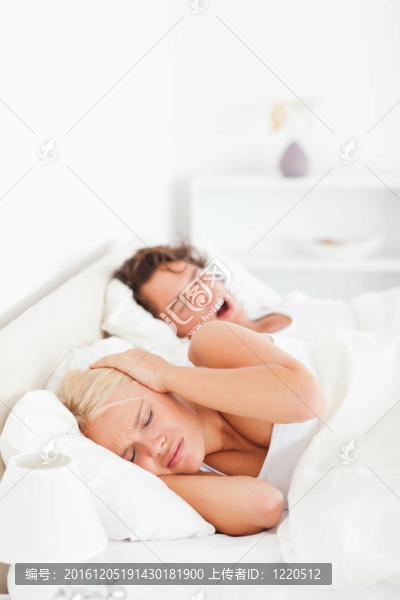 一個被男友打鼾的煩惱女人的畫像