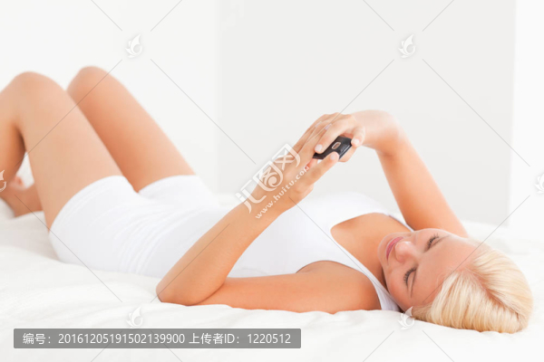 女人用手機