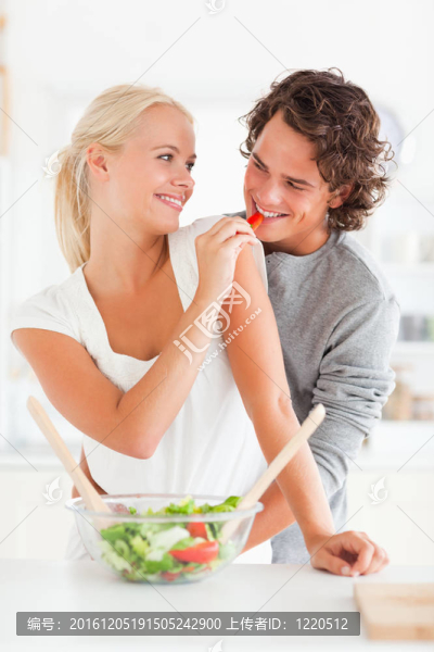 一個(gè)女人給她的未婚夫胡椒