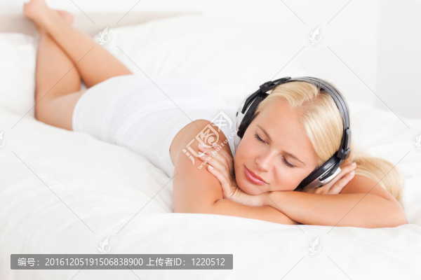 安靜的女人享受音樂