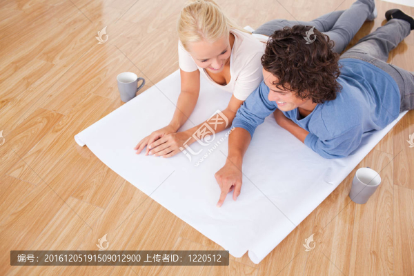 男人向女友展示計劃的要點