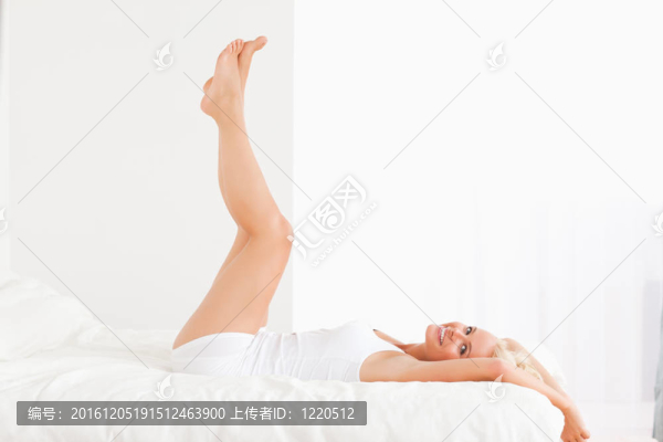 微笑的女人與腿