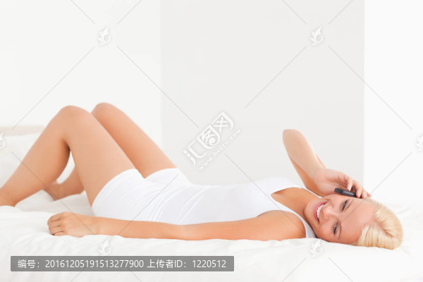 可愛的女人在電話里