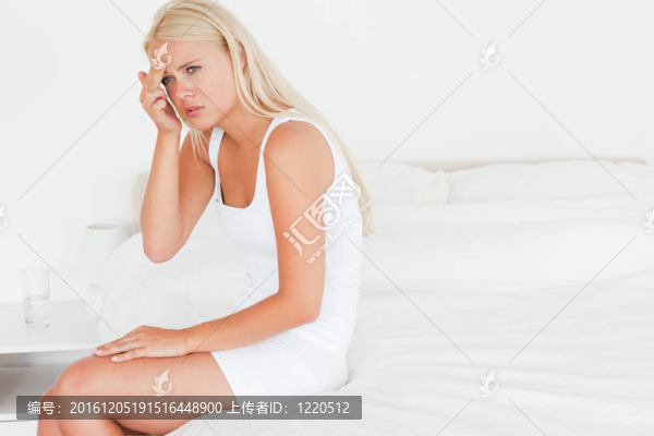 頭痛的可愛女人