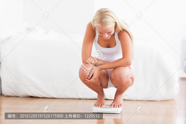 裝在稱重機(jī)上的婦女
