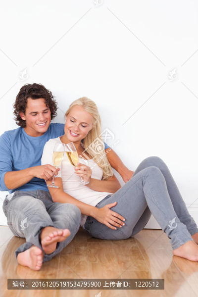 像一對可愛的夫婦祝酒