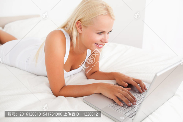 華麗的女人使用筆記本電腦
