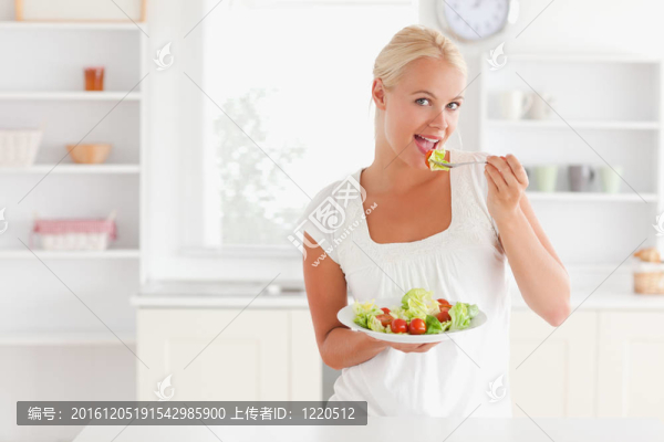 金發(fā)女人吃沙拉
