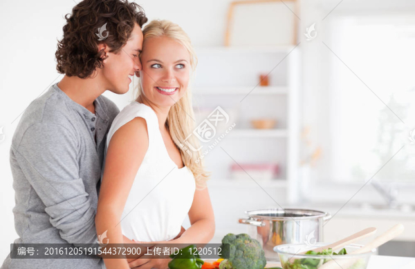 情侶擁抱做飯