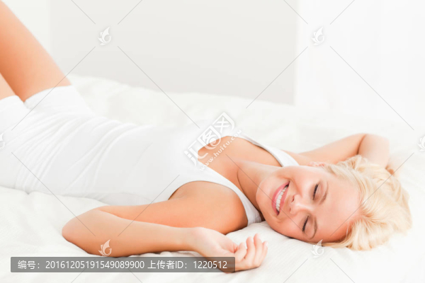 微笑的女人躺在她的背上