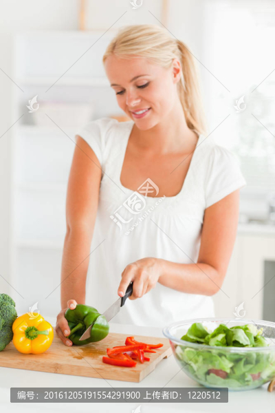 可愛的女人切片辣椒
