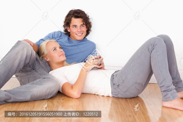 夫妻坐在一起