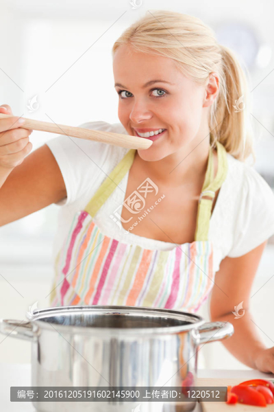 一個(gè)女人品嘗她用餐的肖像