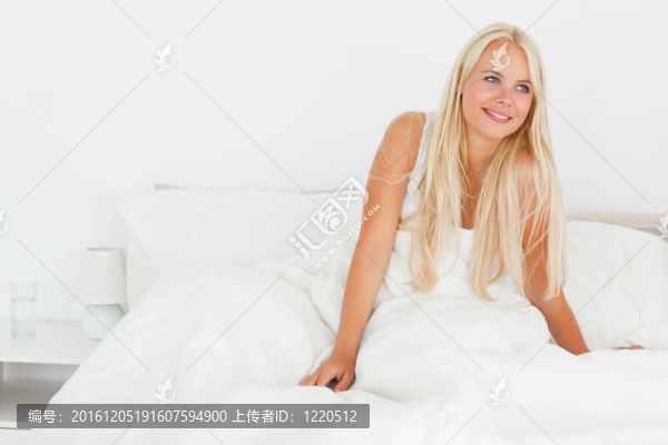 可愛的女人醒來