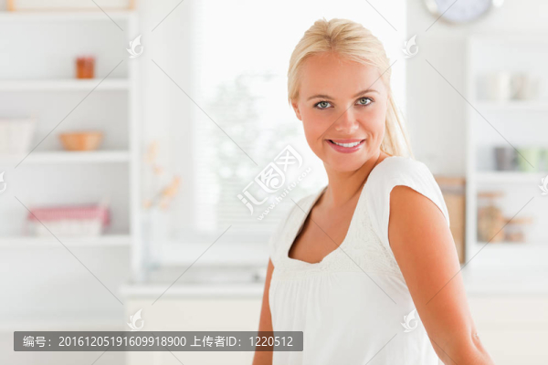 微笑的女人冒充