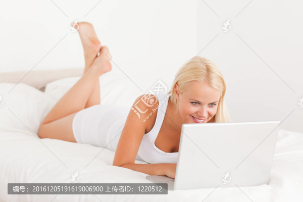美女使用筆記本電腦