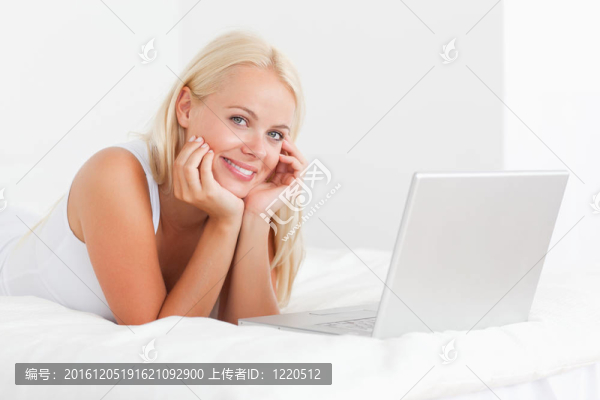 可愛(ài)的女人帶筆記本