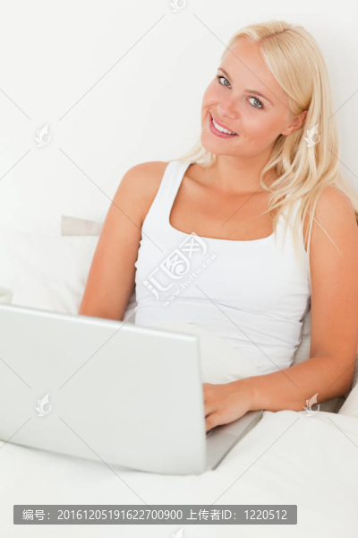 一個可愛的女人使用筆記本電腦的肖像