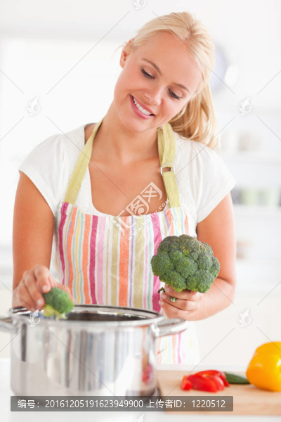 一個可愛的女人把卷心菜放在水上的肖像