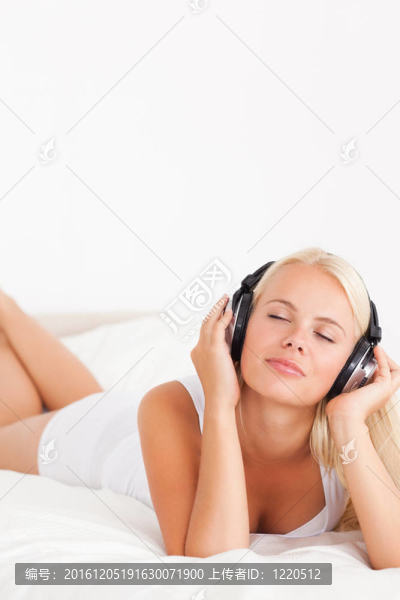 一個女人欣賞音樂的肖像