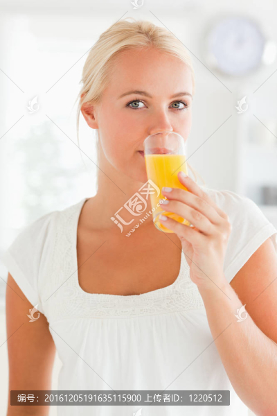 一個女人喝橙汁的肖像