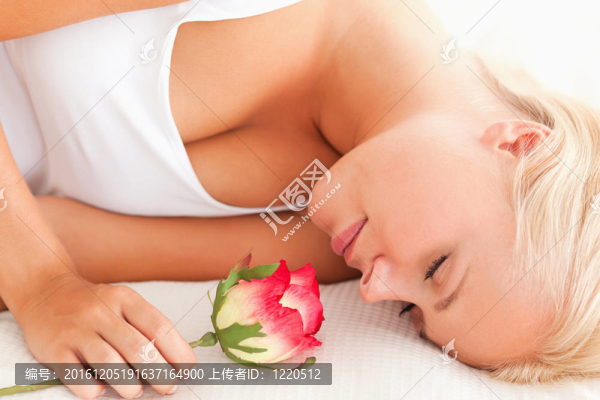 一個(gè)冷靜的女人與一朵花