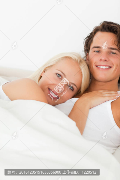 夫婦在床上的肖像