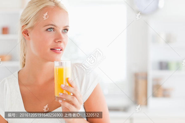 關(guān)閉一個女人喝橙汁