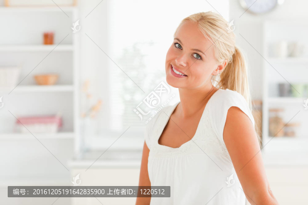 在廚房里擺姿勢的女人