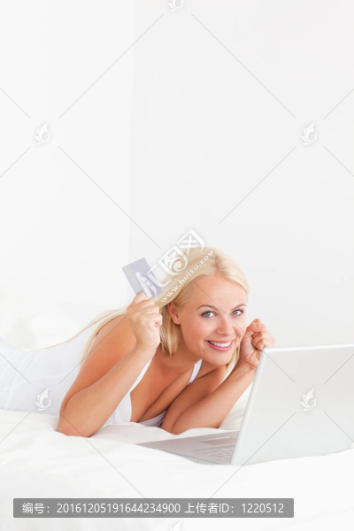 一個(gè)快樂的女人在網(wǎng)上買的肖像