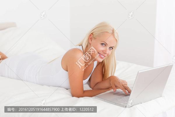 可愛的女人與筆記本電腦