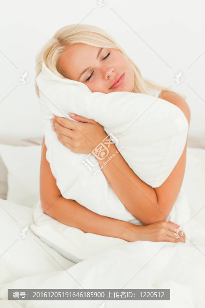 拿著枕頭的金發(fā)女人